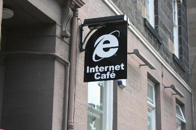 Internet Explorer的标志演变史 飞特网 标志设计Internet Cafe in Edinburgh with the IE logo on their sign